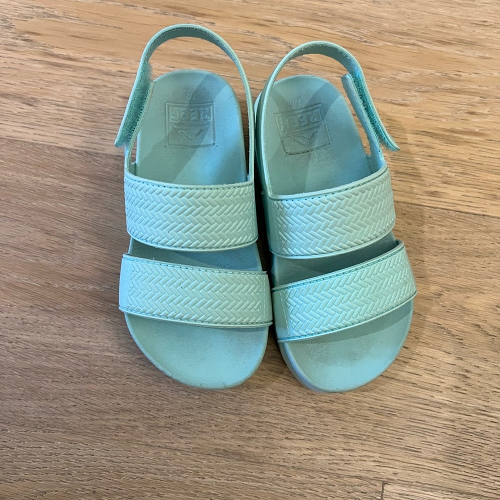 Girls Reef Aqua Sandals size 7/8
